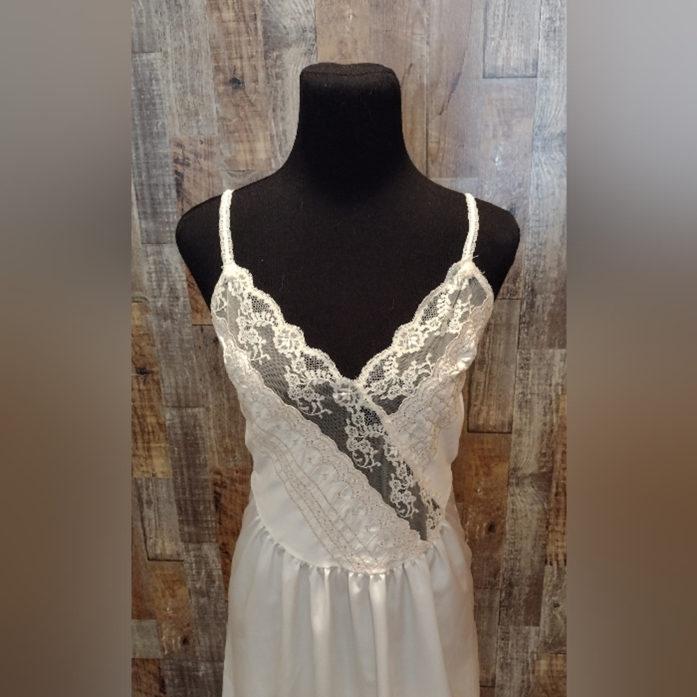 VINTAGE VICTORIA’S SECRET GOLD LABEL WHITE SATIN & LACE WOMENS NIGHTGOWN & ROBE
